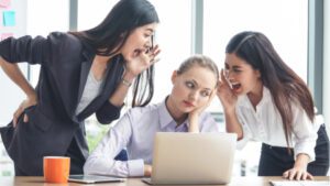 Enfrenta los retos y problemas sin romper con el clima laboral en tu negocio.